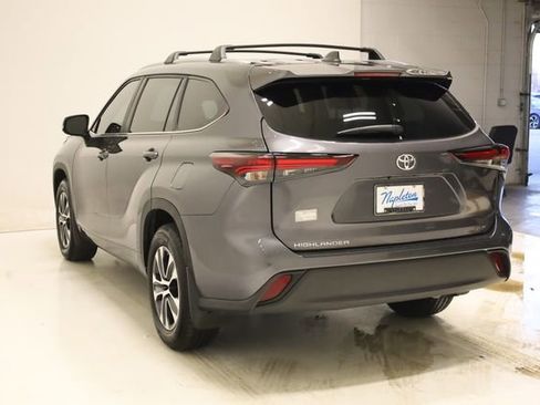 Used 2024 Toyota Highlander XLE image 6