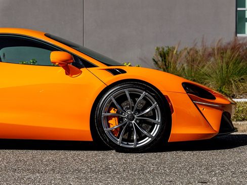 Used 2025 McLaren Artura image 11