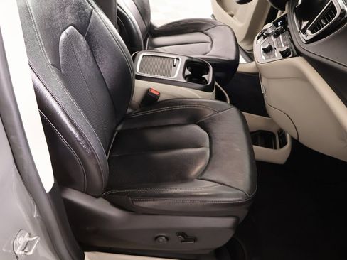 Used 2022 Chrysler Pacifica Touring-L w/ Uconnect Theater Family Group image 15