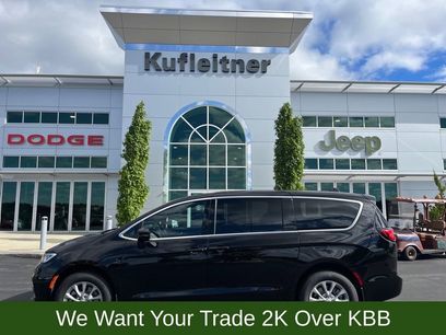 New 2026 Chrysler Pacifica Select