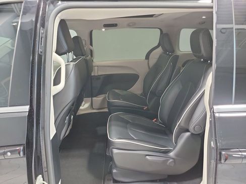 Used 2023 Chrysler Pacifica Limited image 59