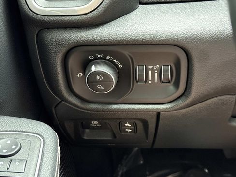Used 2023 RAM 1500 Laramie AWD/4WD image 12