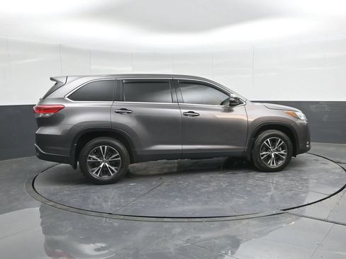 Used 2019 Toyota Highlander LE image 3