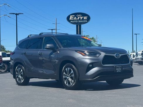 Used 2021 Toyota Highlander XLE AWD/4WD image 1
