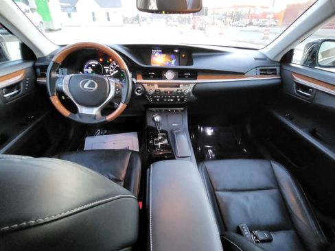 Used 2014 Lexus ES 300h w/ Luxury Package w/Bamboo Trim FWD image 19