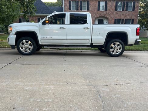Used 2019 GMC Sierra 2500 Denali w/ Duramax Plus Package AWD/4WD image 2