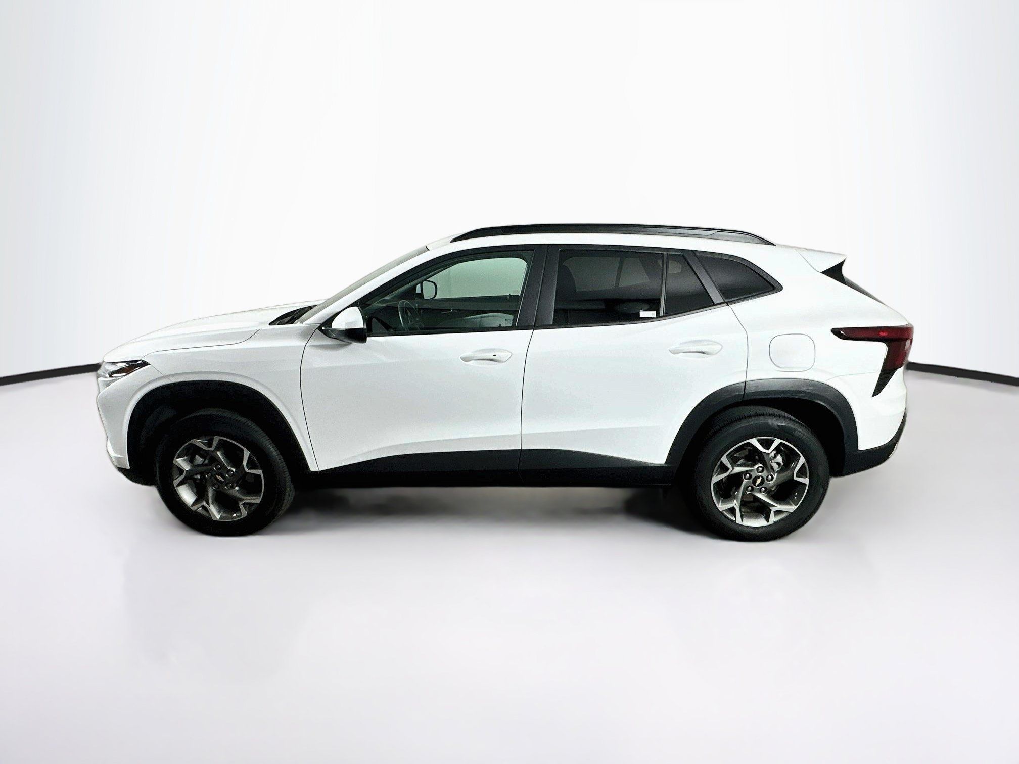 Used 2025 Chevrolet Trax LT w/ LT Convenience Package FWD image 4