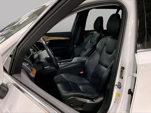 Used 2021 Volvo XC90 T6 Momentum w/ Climate Package AWD/4WD image 8