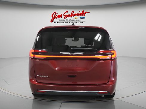 Used 2023 Chrysler Pacifica Touring-L FWD image 5