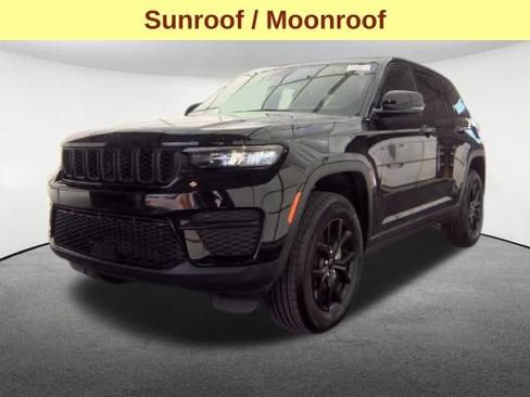 Used 2025 Jeep Grand Cherokee Altitude AWD/4WD image 4