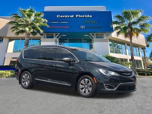 Used 2019 Chrysler Pacifica Limited w/ Advanced Safetytec Group FWD image 2