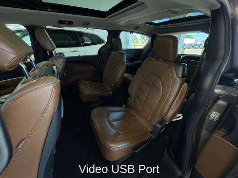 Used 2018 Chrysler Pacifica Limited w/ Tire & Wheel Group FWD image 20