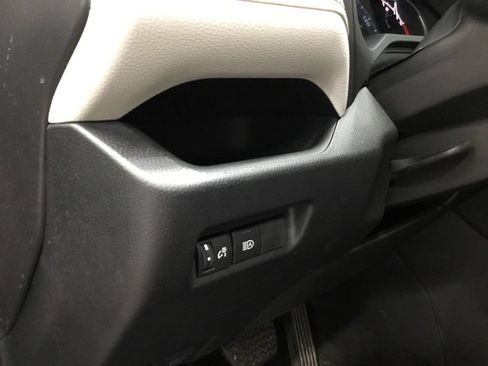 Used 2025 Toyota RAV4 XLE AWD/4WD image 9
