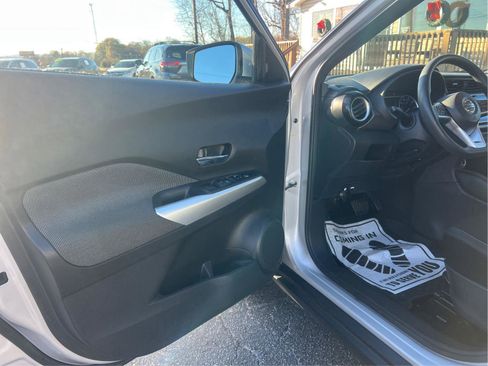 Used 2020 Nissan Kicks SV image 12