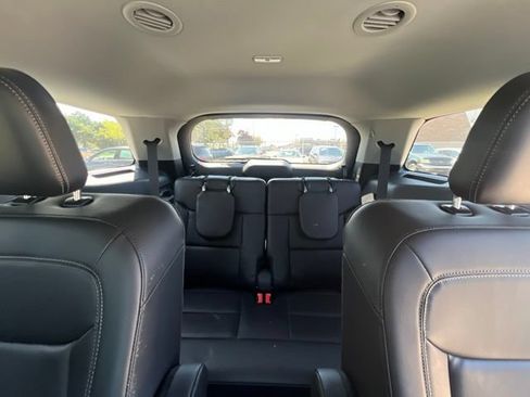 Used 2024 Ford Explorer XLT w/ Equipment Group 202A AWD/4WD image 18