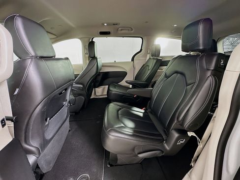 Used 2024 Chrysler Pacifica Touring-L FWD image 27
