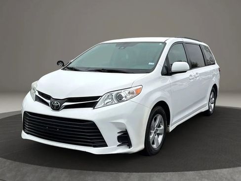Used 2018 Toyota Sienna LE image 6