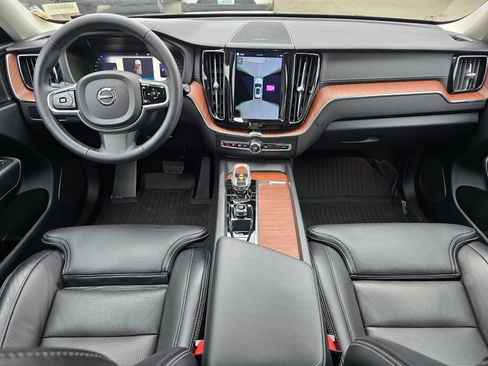 Certified 2023 Volvo XC60 B5 Ultimate w/ Climate Package image 18