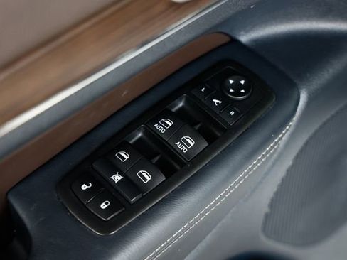 Used 2014 Jeep Grand Cherokee Overland w/ Advanced Technology Group image 41