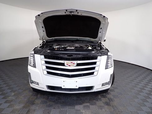 Used 2016 Cadillac Escalade Luxury image 11
