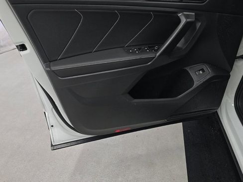 Used 2022 Volkswagen Tiguan SE w/ Panoramic Sunroof Package image 9