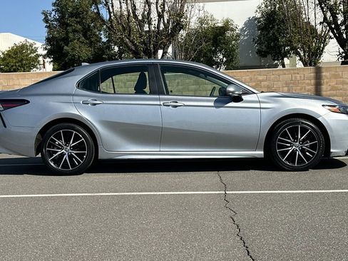 Used 2024 Toyota Camry SE image 3