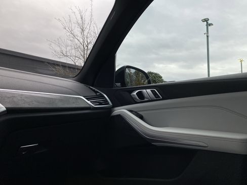 Used 2023 BMW X5 xDrive40i w/ M Sport Package image 19