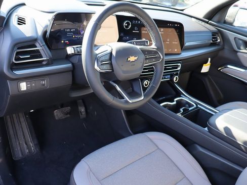 Used 2025 Chevrolet Traverse LT w/ Driver Confidence Package image 4