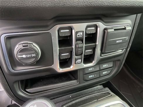 Used 2025 Jeep Gladiator Nighthawk image 27