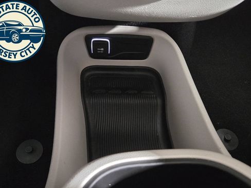 Used 2024 Chrysler Pacifica Limited FWD image 18