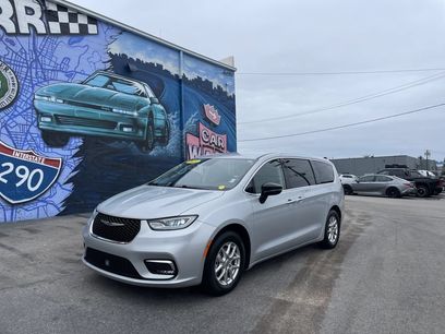 Used 2024 Chrysler Pacifica Touring-L