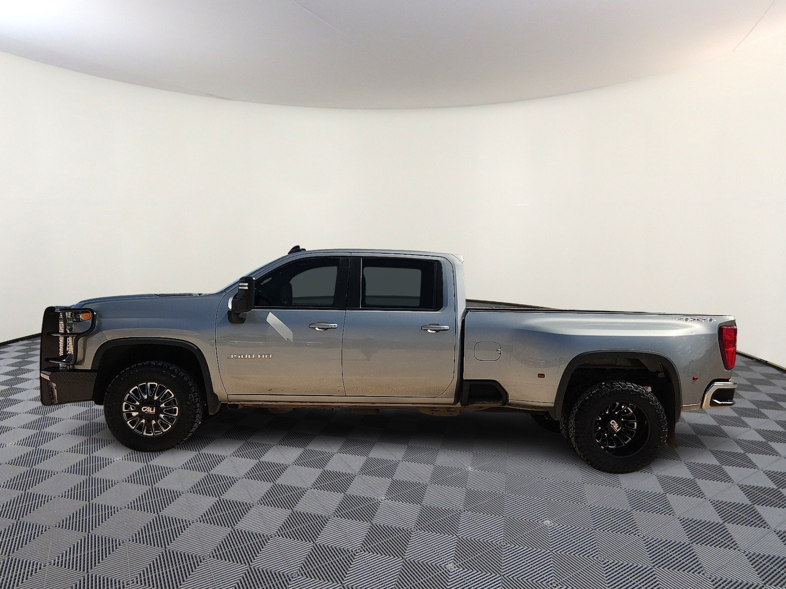 Used 2025 Chevrolet Silverado 3500 LT AWD/4WD image 2