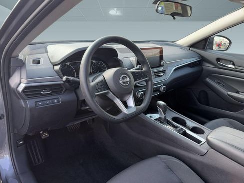 Used 2025 Nissan Altima 2.5 SV FWD image 7