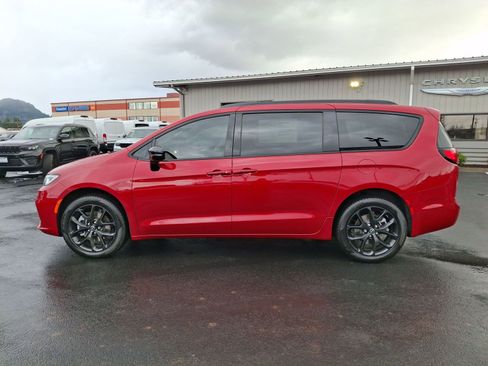 New 2026 Chrysler Pacifica Limited w/ S Appearance Package image 7