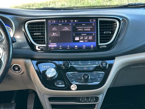 Used 2021 Chrysler Pacifica Touring-L FWD image 16
