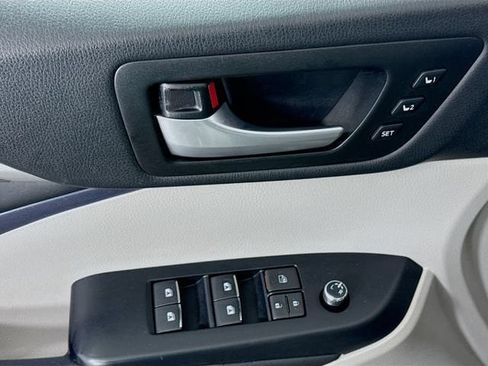 Used 2019 Toyota Highlander Limited FWD image 18