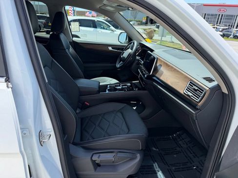 Certified 2026 Volkswagen Atlas SE w/ Black Wheel Package FWD image 20