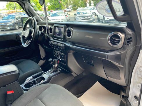 Used 2018 Jeep Wrangler Unlimited Sahara AWD/4WD image 29
