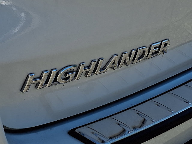 Certified 2019 Toyota Highlander LE w/ Carpet Mat Package (TMS) FWD image 18