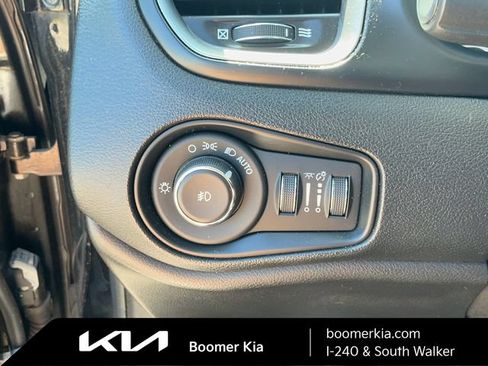 Used 2018 Jeep Renegade Limited w/ UConnect 8.4 Nav Group FWD image 18