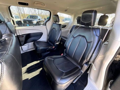 Used 2024 Chrysler Pacifica Touring-L image 14