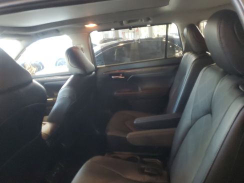 Certified 2025 Toyota Highlander Platinum AWD/4WD image 8