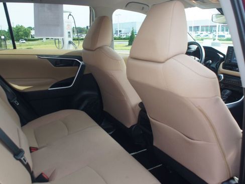 Used 2019 Toyota RAV4 LE FWD image 20