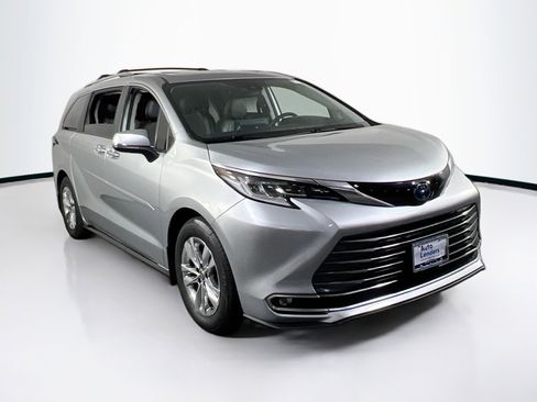 Used 2022 Toyota Sienna Limited image 3