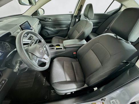 Used 2025 Nissan Altima 2.5 SV FWD image 13