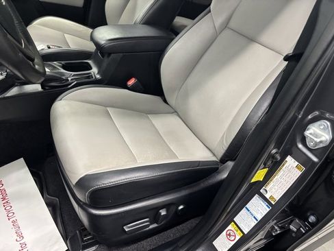 Used 2018 Toyota RAV4 Limited image 17