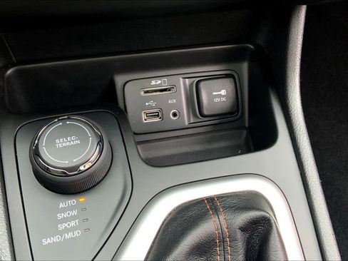 Used 2017 Jeep Cherokee Limited image 35