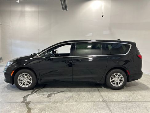 New 2025 Chrysler Pacifica Select image 9