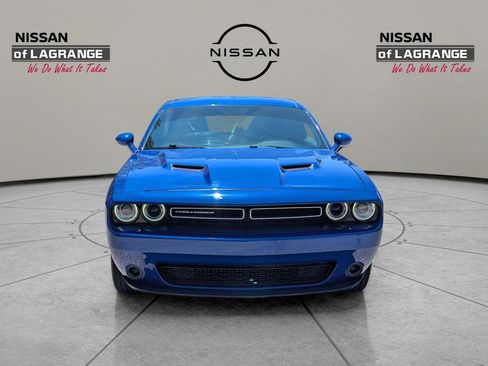 Used 2022 Dodge Challenger SXT RWD image 2