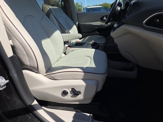 Used 2017 Chrysler Pacifica Limited FWD image 5